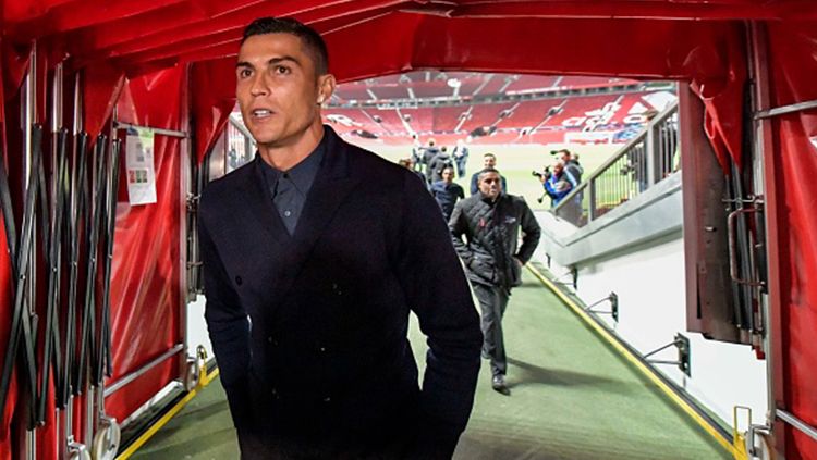 Cristiano Ronaldo tampak sudah sampai di Old Trafford, kandang dari Manchester United Copyright: © Getty Images