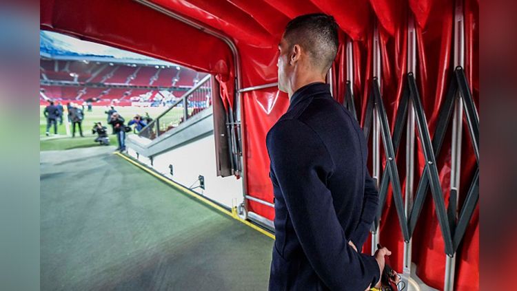 Cristiano Ronaldo tampak sudah sampai di Old Trafford, kandang dari Manchester United Copyright: © Getty Images