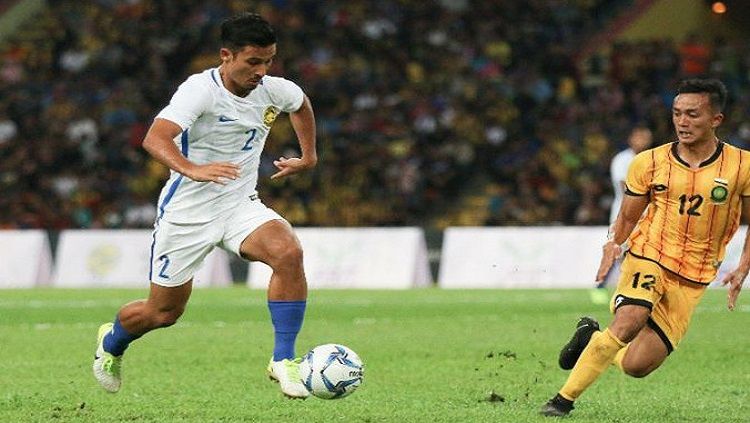 Bek andalan Timnas Malaysia, Matthew Davies, dipastikan absen saat bertemu Indonesia dalam lanjutan pertandingan Kualifikasi Piala Dunia 2022. Copyright: © Dok. FOX Sports Asia
