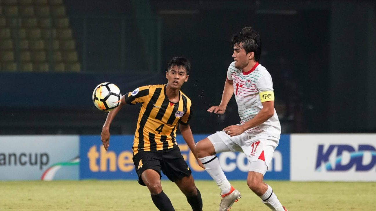 Pemain Malaysia U-19 saat menghadapi Tajikistan U-19. Copyright: © afc