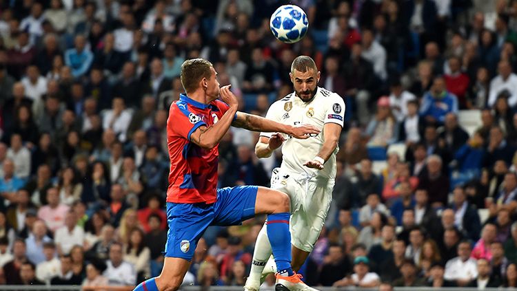 Karim Benzema melepaskan sundulan saat laga melawan Viktoria Plzen. Copyright: © Denis Doyle/Getty Images