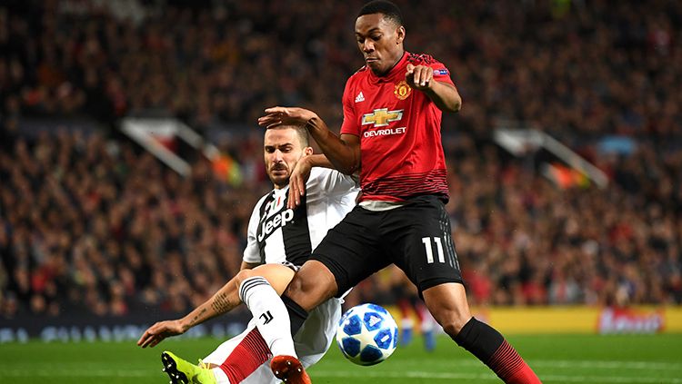 Pergerakan Anthony Martial dimatikan oleh bek Juventus, Leonardo Bonucci. Copyright: © Michael Regan/Getty Images