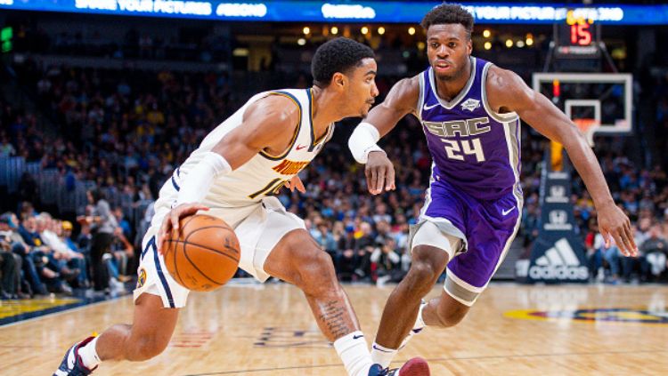 Gary Harris dan Buddy Hield berebut bola dalam laga NBA Denver Nuggets vs Sacramento Kings. Copyright: &copy; Getty Images