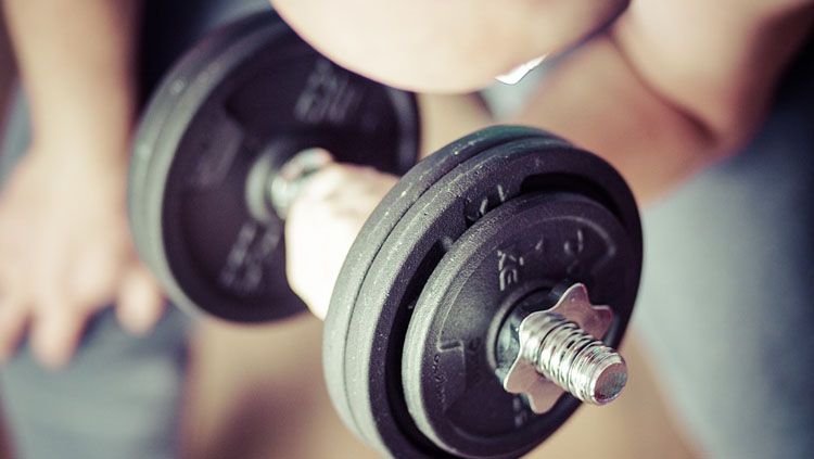 Alat Dumbell untuk membantu menumbuhkan otot. Copyright: © fitnessformen