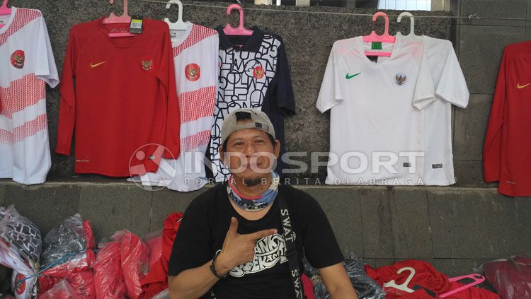 Para pedagang penjual jersey Timnas Indonesia. Copyright: &copy; Petrus Manus Da'Yerimon