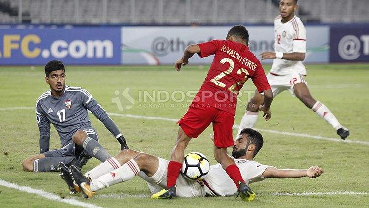 Todd Rivaldo Ferre mengancam gawang UEA U-19. Copyright: © Herry Ibrahim/INDOSPORT