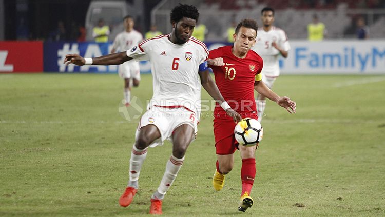 Egy Maulana Vikri mengawal ketat pergerakan pemain UEA U-19. Copyright: © Herry Ibrahim/INDOSPORT