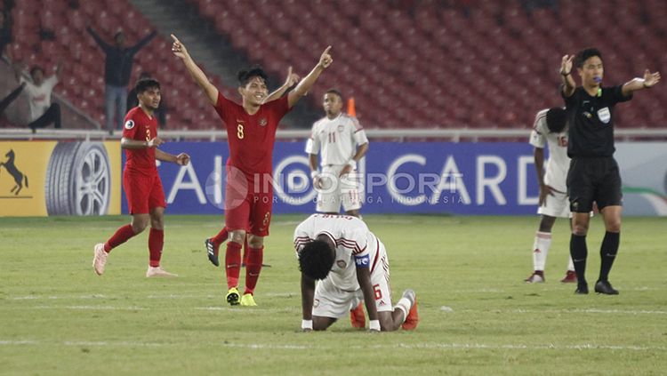 Witan Sulaeman saat berselebrasi selepas Timnas Indonesia U-19 memastikan lolos ke perempatfinal Piala Asia U-19. Copyright: © Herry Ibrahim/INDOSPORT