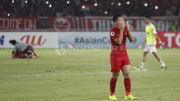 Syahrian Abimanyu menangis haru usai Timnas Indonesia U-19 lolos ke perempat final Piala Asia U-19. Copyright: © Herry Ibrahim/INDOSPORT