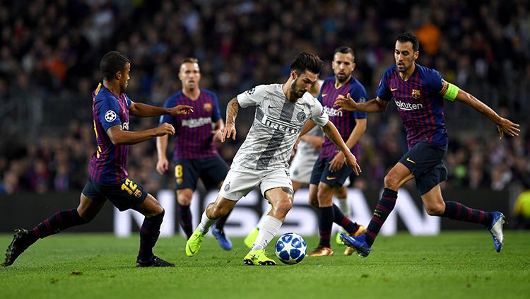 Matteo Politano di antara para pemain Barcelona. Copyright: © Getty Images/David Ramos