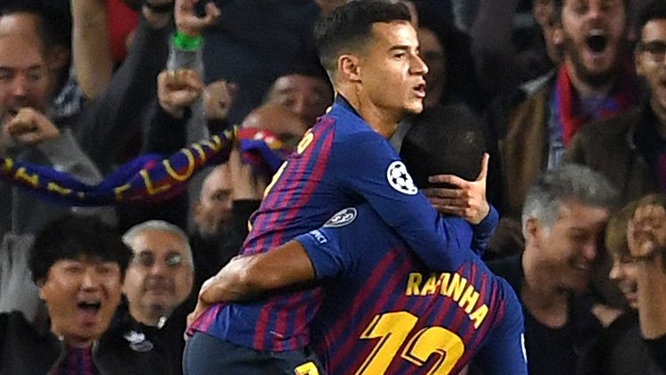 Rafinha (kanan) saat dipeluk Philippe Coutinho pasca mencetak gol di Liga Champions. Copyright: © Getty Images/David Ramos