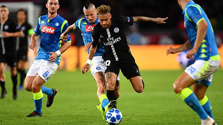 Neymar mencoba lepas dari bayang-bayang para pemain Napoli. Copyright: © Getty Images/Justin Setterfield