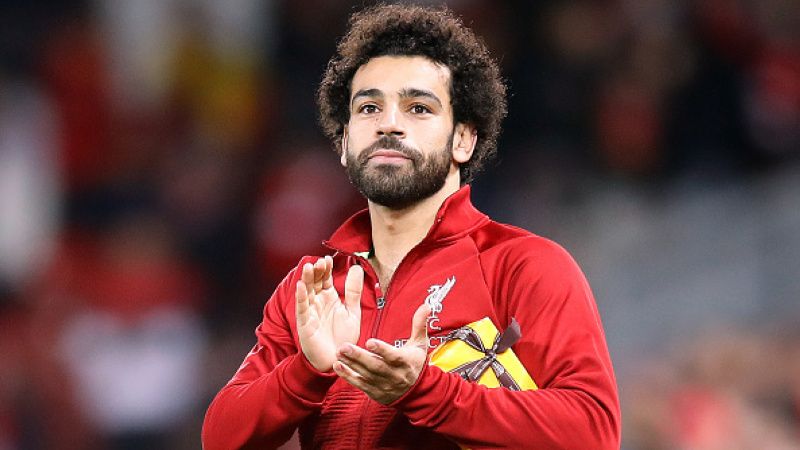 Mohamed Salah pasca menerima hadiah dari tribun fans Liverpool di Liga Champions. Copyright: © Getty Images