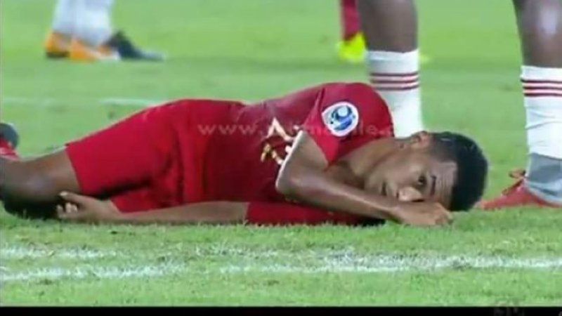 Todd Rivaldo Ferre saat bersandiwara di atas lapangan. Copyright: © twitter.com/alfatih_amr