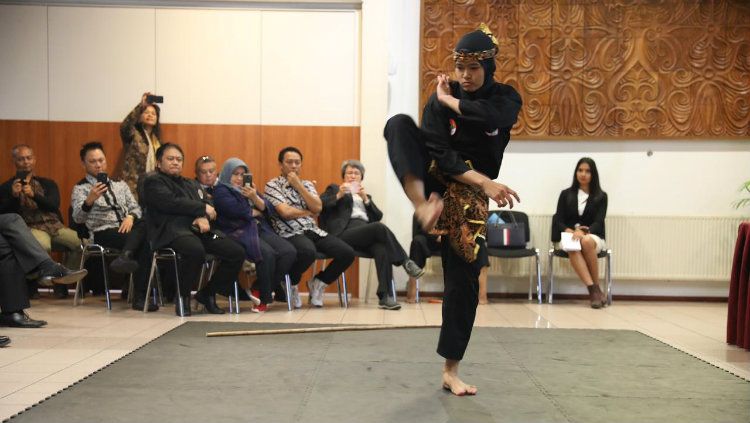 Cabang olahraga pencak silat Indonesia akhirnya mendulang emas di nomor seni tunggal putri SEA Games 2019 yang diraih oleh Puspa Arum Sari. Copyright: © Kemenpora
