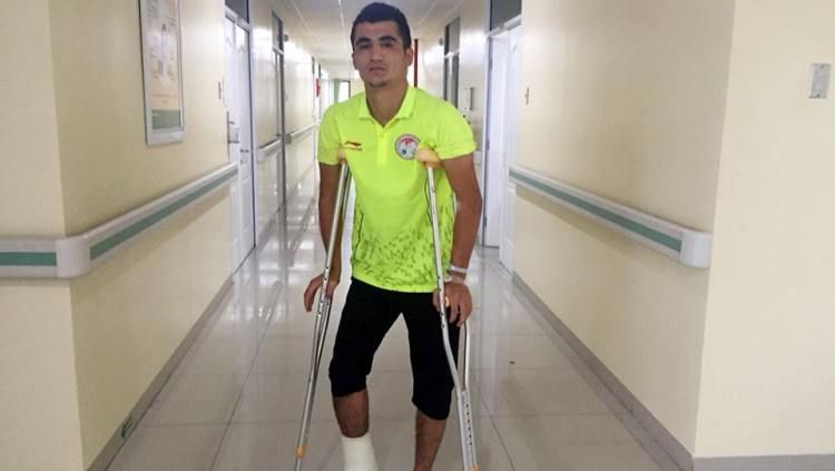 Bek Timnas Tajikistan U-19 , Ziyovuddin Fuzaylov yang menderita cedera saat melawan Malaysia di Piala Asia U-19 2018. Copyright: © Goal
