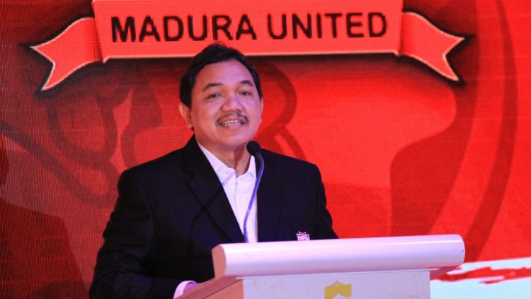Presiden Madura United, Achsanul Qosasi. Copyright: © settongdhere.com