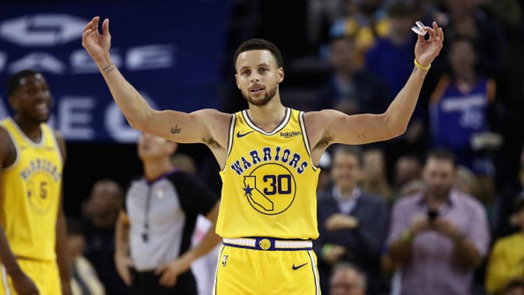 Stephen Curry dalam laga NBA Washington Wizards vs Golden State Warriors. Copyright: © INDOSPORT