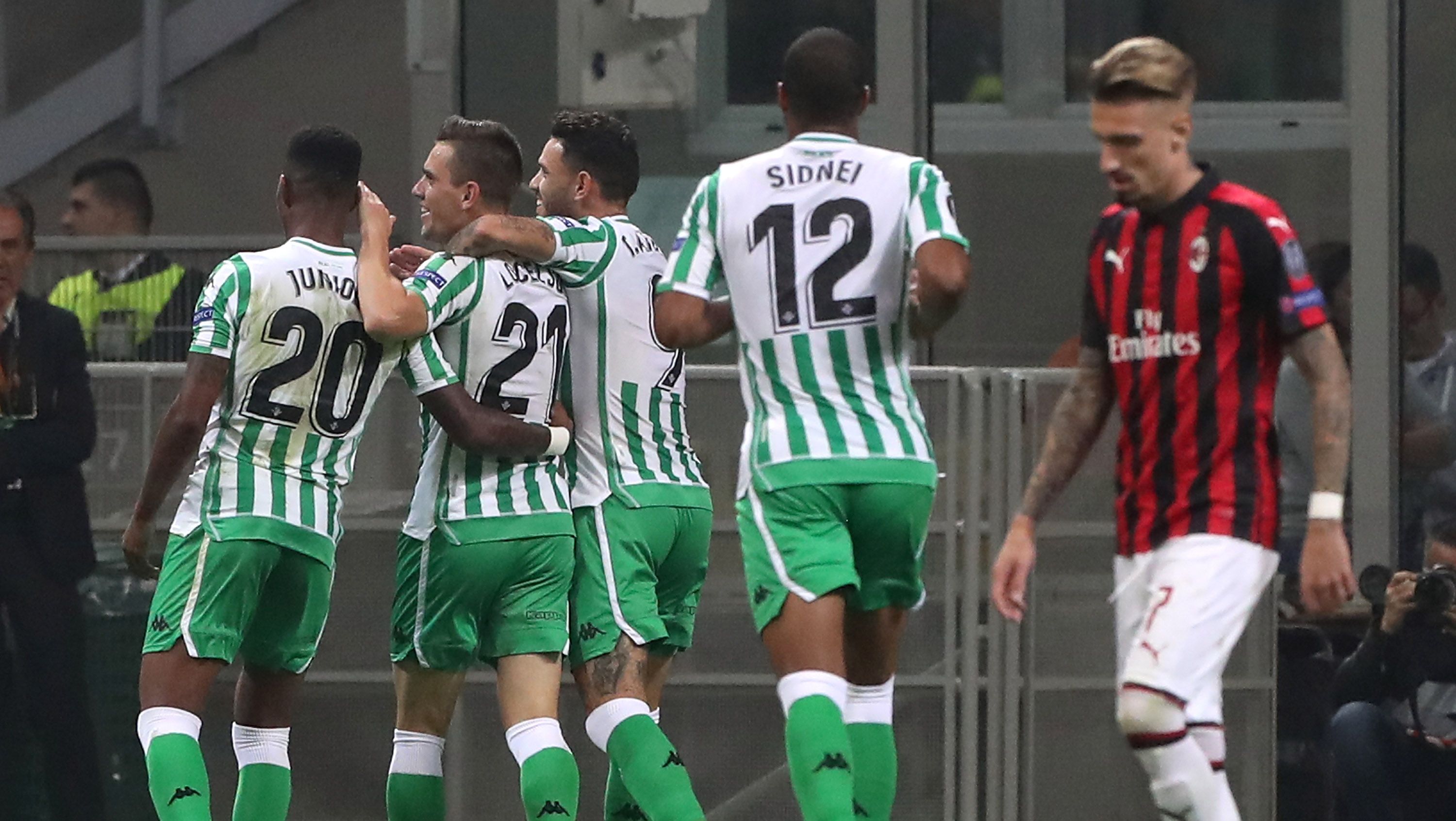 Real Betis merayakan gol ke gawang AC Milan. Copyright: © Getty Images