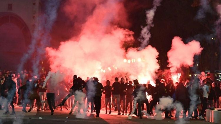 Ultras Lazio dan Marseille saling serang Copyright: © AFP