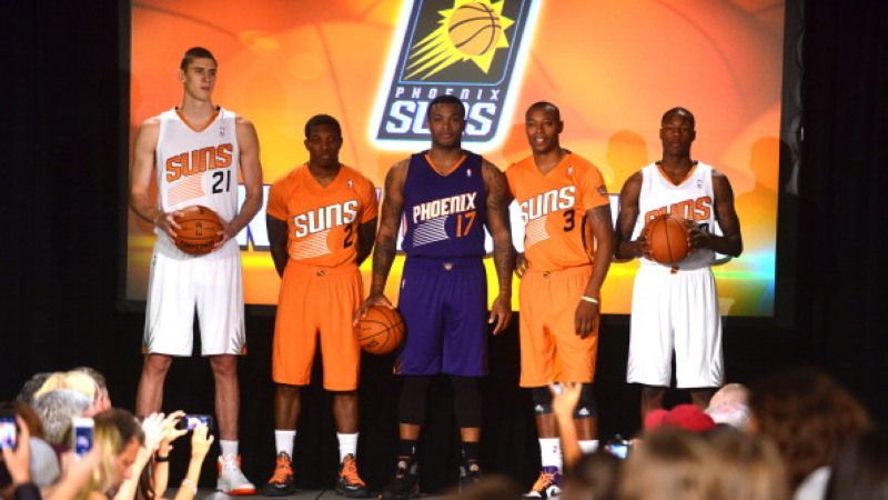 Phoenix Suns saat memperkenalkan jersey terbaru mereka. Copyright: © Getty Images