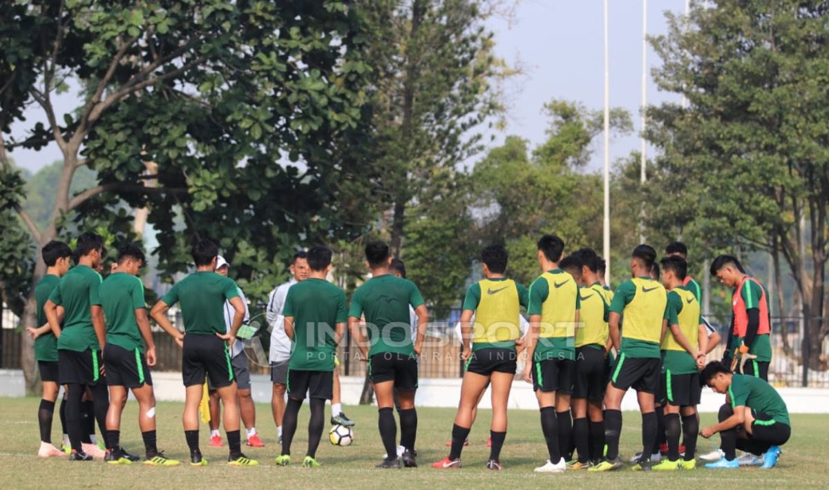 Penggawa timnas Indonesia U-19 tengah mendengarkan instruksi dari coach Indra Sjafri. Copyright: © Herry Ibrahim/INDOSPORT