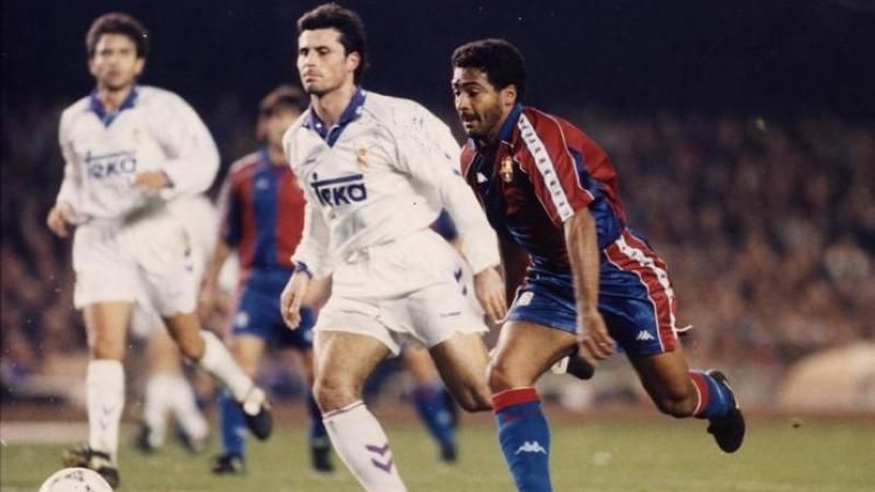Romario da Souza (kanan) saat melawan Real Madrid. Copyright: &copy; FCBarcelona
