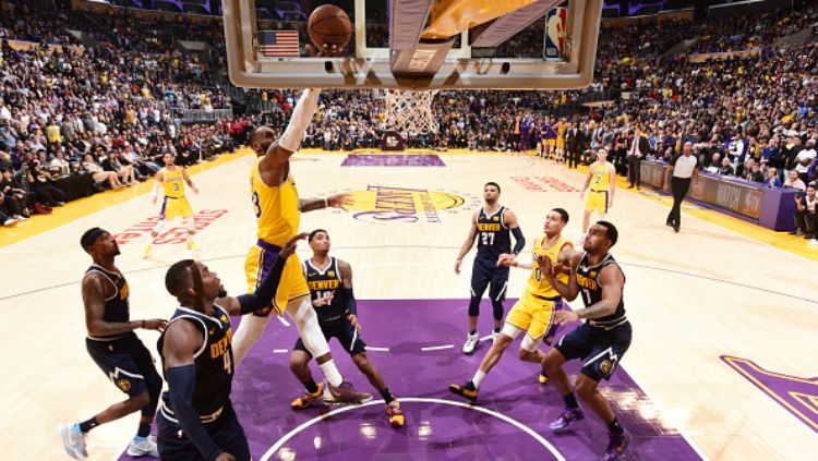 LeBron James selebrasi dalam laga LA Lakers vs Denver Nuggets. Copyright: © Getty Images