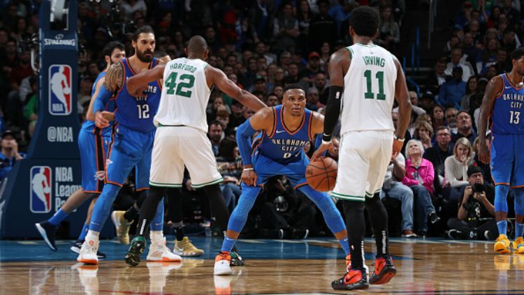 Kyrie Irving berhadapan dengan Russell Westbrook dalam laga NBA Oklahoma City Thunder vs Boston Celtics. Copyright: © Getty Images