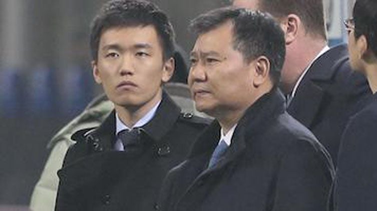 Steven Zhang (kiri) dan ayahnya, pemilik Sunning Group, yang menjabat sebagai presiden Inter Milan. Copyright: © Football Italia