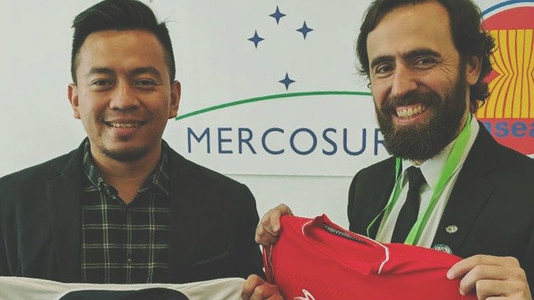 Chief Commercial Officer Persija, Andhika Suksmana dengan Chief Operational Officer Gimnasia, Bruno Celano Gomez. Copyright: © Persija.id