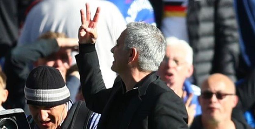 salam tiga jari Mourinho. Copyright: © Goal