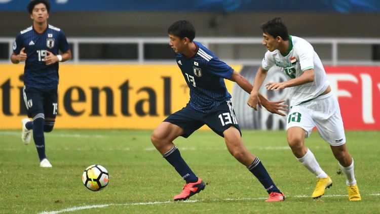 Taichi Hara saat menghadapi hadangan pemain Irak U-19. Copyright: © AFC