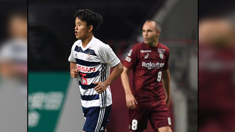 Takefusa Kubo, bintang Timnas Jepang U-19 saat berduel melawan Andres Iniesta. Copyright: © Getty Images