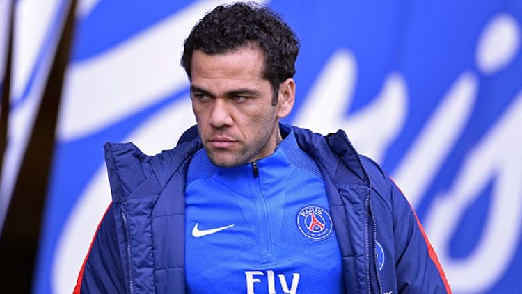 Dani Alves kabarnya selalu menunda perpanjangan kontrak di Paris Saint-Germain (PSG) dan ingin membidik Liga Primer Inggris. Copyright: © Getty Images