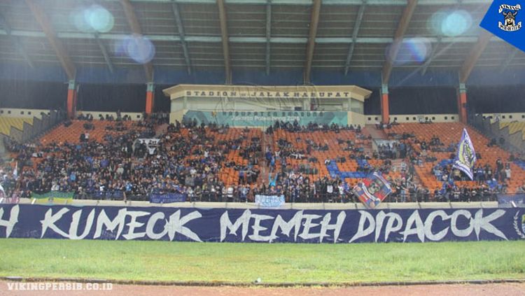 Skuat Persib Bandung mendapat dukungan langsung dari Bobotoh saat menggelar sesi latihan di Stadion Si Jalak Harupat, Soreang, Kabupaten Bandung Copyright: © Kris Andieka/vikingpersib.co.id
