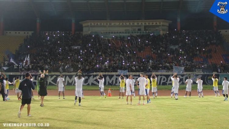 Skuat Persib Bandung mendapat dukungan langsung dari Bobotoh saat menggelar sesi latihan di Stadion Si Jalak Harupat, Soreang, Kabupaten Bandung Copyright: © Kris Andieka/vikingpersib.co.id