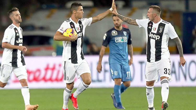 Cristiano Ronaldo berselebrasi usai mencetak gol ke gawang Empoli. Copyright: © Getty Images/Gabriele Maltinti