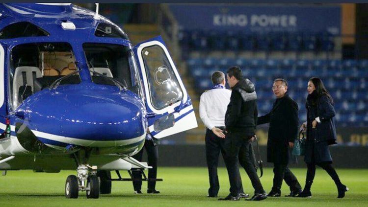 Pemilik Leicester City, Vichai Srivaddhanaprabha, sebelum menaikki helikopter pribadinya. Copyright: © Twitter.com/goalstv77