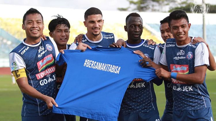 Aksi selebrasi pemain Arema FC. Copyright: © Arema