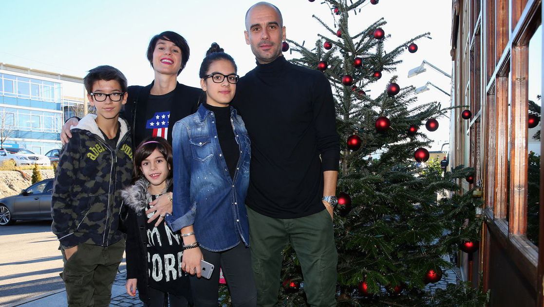 Pep Guardiola dan Keluarga Copyright: &copy; Mirror.co.uk