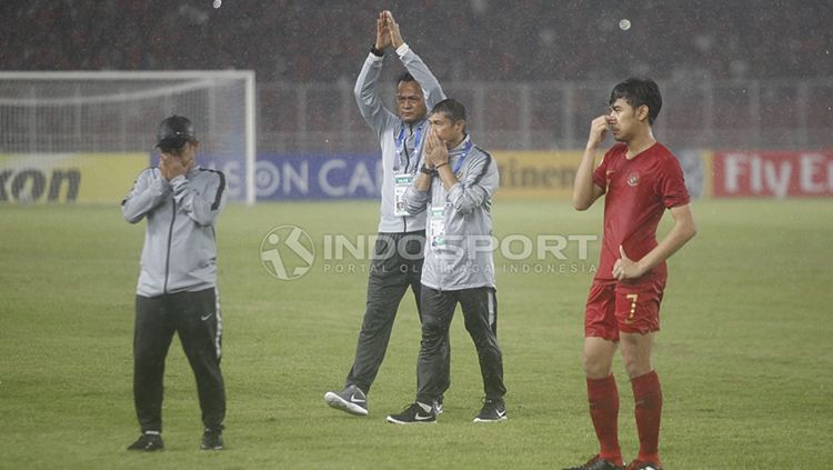 Indra Sjafri menunjukkan ekspresi sedih usai timnya kalah dari Jepang U-19. Copyright: © Herry Ibrahim/INDOSPORT