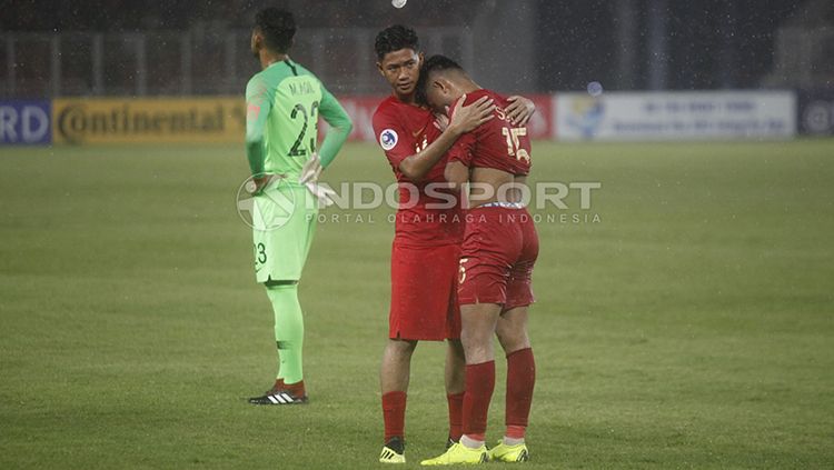 Resky Fandi memeluk Saddil Ramdani usal laga Timnas Indonesia U-19 vs Jepang U-19. Copyright: © Herry Ibrahim/INDOSPORT
