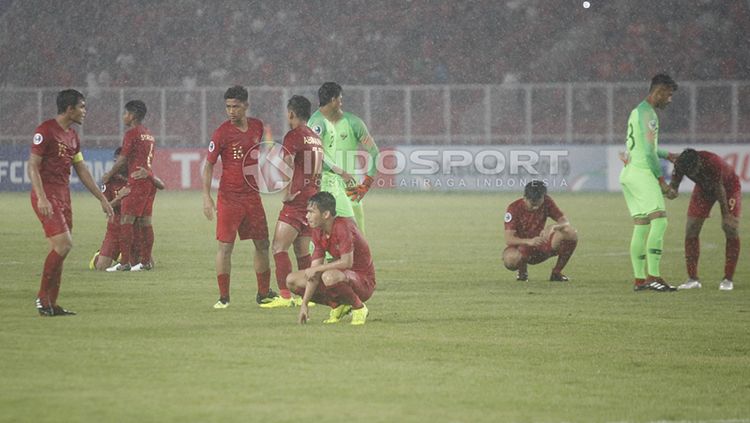 Penggawa Timnas Indonesia U-19 tertunduk lesu usai kalah dari Jepang U-19. Copyright: © Herry Ibrahim/INDOSPORT