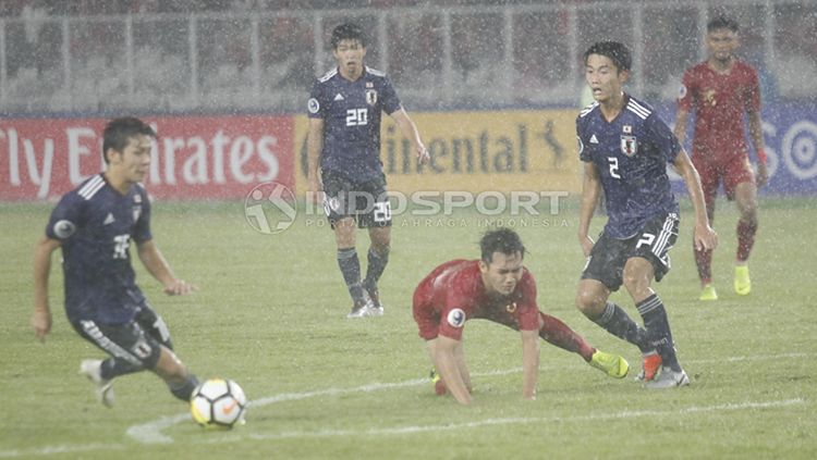 Witan Sulaeman tersungkur dijegal pemain Jepang U-19. Copyright: © Herry Ibrahim/INDOSPORT