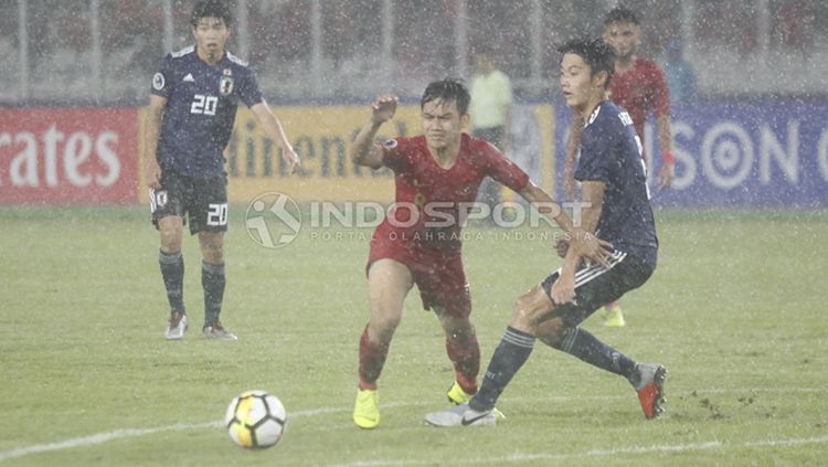 Witan Sulaeman tersungkur dijegal pemain Jepang U-19. Copyright: © Herry Ibrahim/INDOSPORT