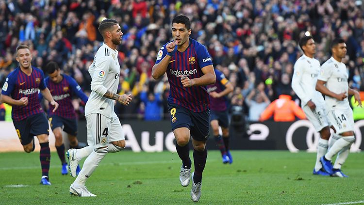 Luis Suarez berselebrasi usai mencetak gol ke gawang Real Madrid di pekan ke-10 La Liga 2018/19. Copyright: © Getty Images/Alex Caparros