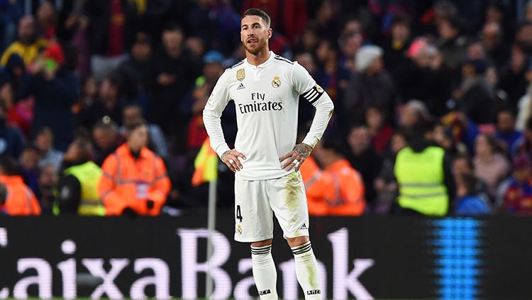 Sergio Ramos menunjukkan raut kecewa setelah Real Madrid tak berkutik melawan Barcelona. Copyright: © Getty Images/Alex Caparros