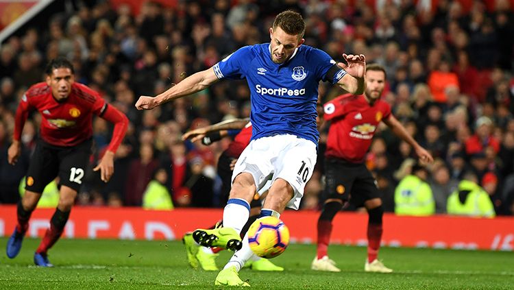 Gylfi Sigurdson saat mengeksekusi penalti ke gawang Man United. Copyright: &copy; Getty Images/Laurence Griffiths