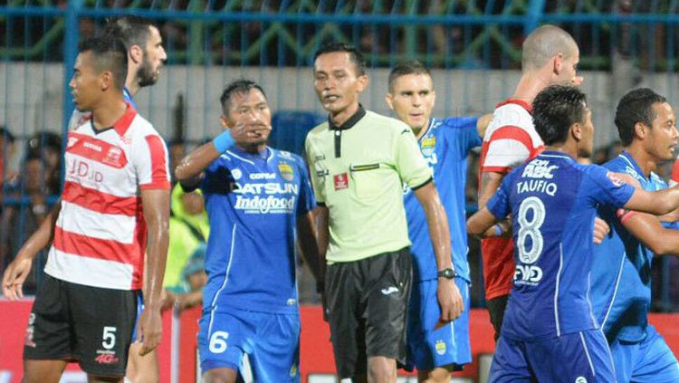 Wasit Musthofa Umarella ketika memimpin pertandingan. Copyright: © Persib.co.id